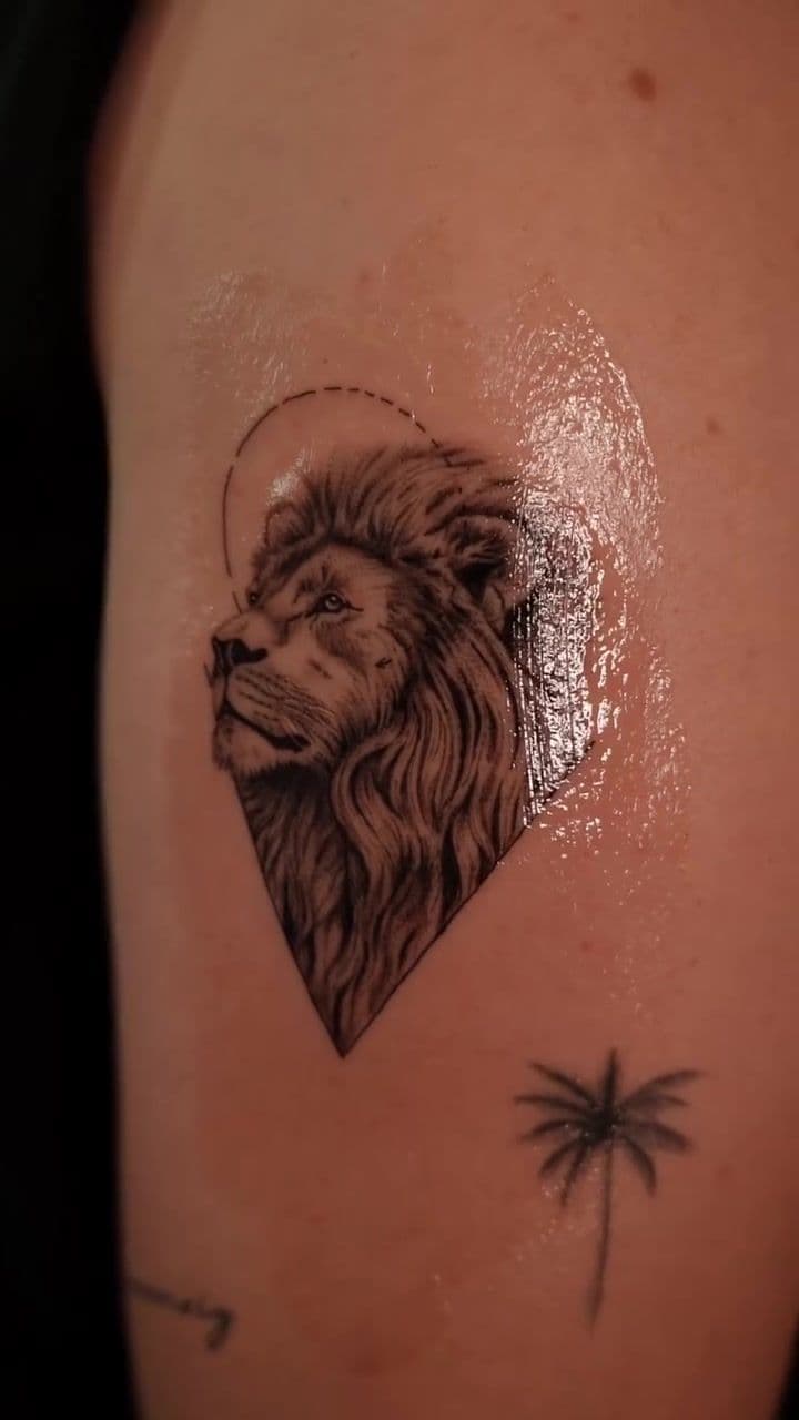 Lion Portrait in Diamond — Micro Realism Fineline Upper Arm 1